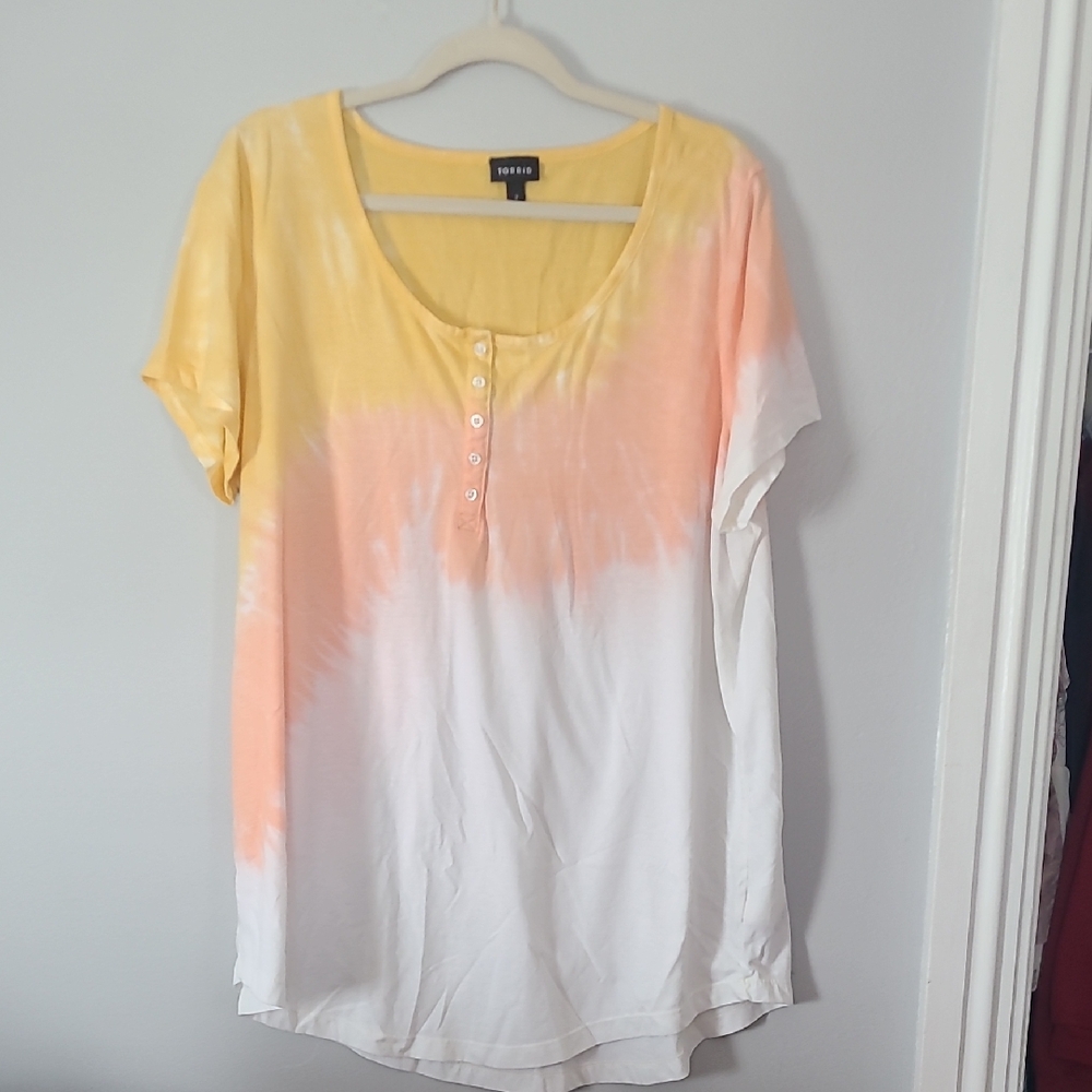 Torrid Yellow and Pink Tie-Dye Top Henley style Size 2 like new scoop neck ☀️